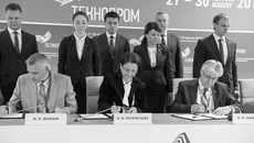 Соглашение подписали генеральный директор АО «Сибирский Антрацит» Анастасия Попрыгаева, директор НИОХ СО РАН Елена Багрянская, директор ИТ СО РАН Дмитрий Маркович, директор ИГД СО РАН Андрей Кондратенко, заместитель директора по научной работе ИНХ РАН Данила Дыбцев, ректор НГТУ Анатолий Батаев, ректор СГУГиТа Александр Карпик. Фото Сергея ТИМОФЕЕВА