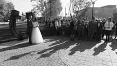 Всем хорошо на новой, благоустроенной территории Колывани. У молодоженов появилось место «паломничества» к «счастью», у приверженцев здорового образа жизни — дорожки для бега, и людям постарше сделан подарок ко Дню пожилого человека — скамейки, где можно пообщаться и порадоваться теплым денькам.