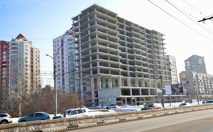 Дом на Красном проспекте строится с 2011 года. Процесс должен был завершиться в 2014 году, но продолжается до сих пор. Фото Виталия МИХАЙЛОВА