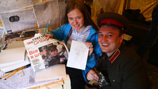 Отгремел «Сибирский огонь». Кумач «Советской Сибири» впервые поднялся на площадке фестиваля исторической реконструкции и остался в сотнях фотографий, облетел все соцсети #ФронтовойБлогер. «Совcибирь», отмечающая 100-летие, на один день собрала более сотни военкоров нового времени. Фото Алексея ТАНЮШИНА