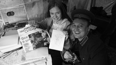 Отгремел «Сибирский огонь». Кумач «Советской Сибири» впервые поднялся на площадке фестиваля исторической реконструкции и остался в сотнях фотографий, облетел все соцсети #ФронтовойБлогер. «Совcибирь», отмечающая 100-летие, на один день собрала более сотни военкоров нового времени. Фото Алексея ТАНЮШИНА
