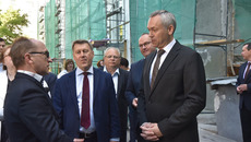 Капремонт многоквартирных домов проконтролировали глава региона Андрей Травников, министр ЖКХ и энергетики Новосибирской области Денис Архипов, мэр Новосибирска Анатолий Локоть. Фото с сайта правительства Новосибирской области