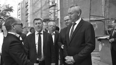 Капремонт многоквартирных домов проконтролировали глава региона Андрей Травников, министр ЖКХ и энергетики Новосибирской области Денис Архипов, мэр Новосибирска Анатолий Локоть. Фото с сайта правительства Новосибирской области