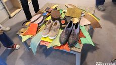 Экзотический «мех» горбуши, кеты, семги, форели и других рыб идет на обувь, одежду, аксессуары и даже декоративную плитку. Фото Татьяны РЕШКЕ