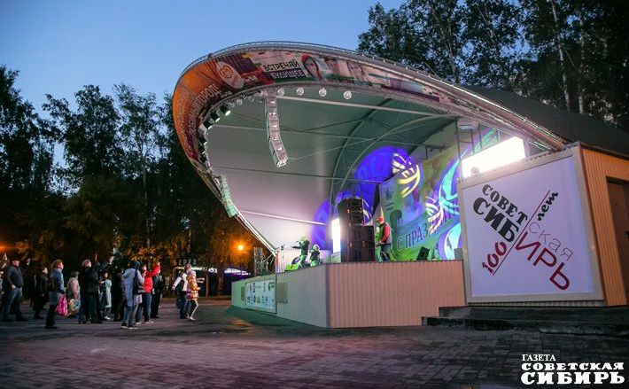 Концерт и «Дискотека на все 100!» состоялись при поддержке правительства Новосибирской области и НРО партии «Единая Россия». Благодарим наших друзей и партнеров — компанию «Сибэлектропривод», ООО «Лука», ПКиО «Березовая роща», сеть кинотеатров «Мир кино», телекомпанию ОТС и «Радио 54», а также исполнителей: Павла Шубина («Ночной патруль»), группы «Луна 54» и «Радиомосты», «Дуэт АЛМАС», Арину Ириске, диджеев Александра Чусовитина и Алексея Куприянцева. Фото Алексея ТАНЮШИНА