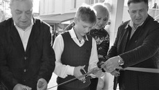 Красную ленту на входе в спортивное сооружение разрезали депутаты Заксобрания Андрей Шимкив и Евгений Покровский, глава Сузунского района Лилия Некрасова и восьмиклассник сузунской школы № 301 Стас Лехман. Фото Александры ФЕДОТОВОЙ