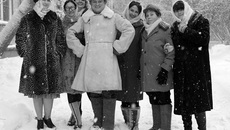 Облик «гостей из 60-х» полностью соответствует той эпохе. Мужчины — в валенках, а некоторые дамы — в чулках и легкомысленных для декабря ботиках на каблуке. Прибывшие из столицы жены академиков еще не научились одеваться по сибирской погоде