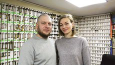 Семейной паре Жерноклеевых пришлось пройти долгий путь, прежде чем удалось открыть собственное дело. Они говорят: «Наравне со слышащими мы можем все». Фото Светланы СОРОКИНОЙ