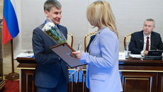 Перед министром науки и инновационной политики Новосибирской области Алексеем Васильевым (на фото слева) губернатор поставил задачу жестко, последовательно выстраивать работу по главным отраслевым направлениям, а кроме того, заняться подготовкой к проведению в конце июня Международного форума технологического развития «Технопром». Фото с сайта nso.ru
