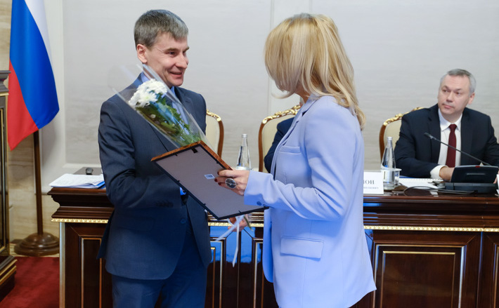 Перед министром науки и инновационной политики Новосибирской области Алексеем Васильевым (на фото слева) губернатор поставил задачу жестко, последовательно выстраивать работу по главным отраслевым направлениям, а кроме того, заняться подготовкой к проведению в конце июня Международного форума технологического развития «Технопром». Фото с сайта nso.ru