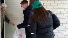 Чтобы получить помощь, необходимо позвонить на номер горячей линии министерства труда и социального развития региона 8 800-100-00-82