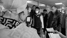 1 апреля, в День смеха, в Толмачево встречали очередной рейс. Но всем было не смешно. Сейчас вообще шутить стало затруднительно. Ситуация сугубо серьезная
