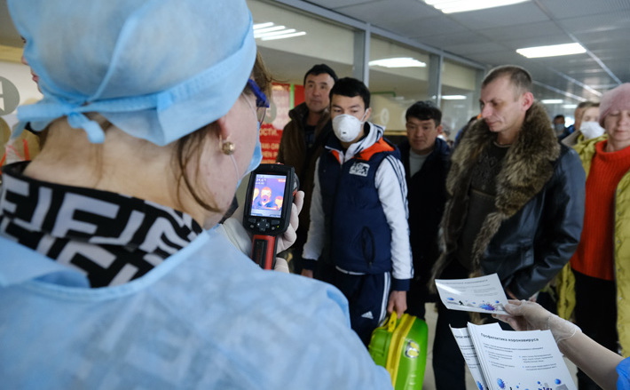 1 апреля, в День смеха, в Толмачево встречали очередной рейс. Но всем было не смешно. Сейчас вообще шутить стало затруднительно. Ситуация сугубо серьезная