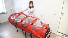 В таких капсулах перевозят больных с подозрением на коронавирус. Фото Алексея ТАНЮШИНА