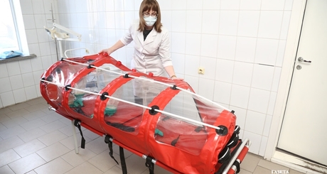 В таких капсулах перевозят больных с подозрением на коронавирус. Фото Алексея ТАНЮШИНА