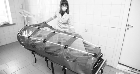 В таких капсулах перевозят больных с подозрением на коронавирус. Фото Алексея ТАНЮШИНА