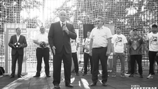 Александр Карелин благодарит депутата Совета депутатов города Новосибирска Николая Тямина. Фото Алексея ТАНЮШИНА