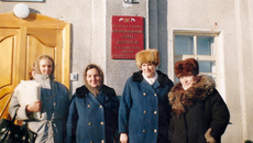 Снимок на память на крылечке райсовета. В 1980-х у сельских почтальонов была вот такая темно-синяя форма зимнего образца