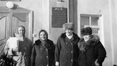 Снимок на память на крылечке райсовета. В 1980-х у сельских почтальонов была вот такая темно-синяя форма зимнего образца