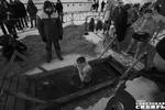 19 января православные христиане отметили большой праздник — Крещение Господне. В этот день одни направляются в храмы, другие согласно установившейся традиции — окунаться в прорубь. Фоторепортаж Алексея ТАНЮШИНА
