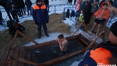 19 января православные христиане отметили большой праздник — Крещение Господне. В этот день одни направляются в храмы, другие согласно установившейся традиции — окунаться в прорубь. Фоторепортаж Алексея ТАНЮШИНА