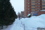 Не все тротуары чистит техника, пешеходам приходится протаптывать тропки. Фото Эльвиры НОВИКОВОЙ