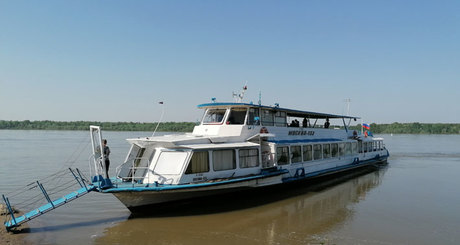 Дополнительного сооружения пристани на берегу не потребовалось, потому что теплоход «Москва» может высаживать пассажиров и в необорудованных местах — для этого на носу судна установлен подъемно-поворотный трап. /Фото: Светлана Фролова