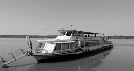 Дополнительного сооружения пристани на берегу не потребовалось, потому что теплоход «Москва» может высаживать пассажиров и в необорудованных местах — для этого на носу судна установлен подъемно-поворотный трап. /Фото: Светлана Фролова