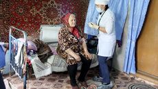 Жителям отдаленных сел гораздо удобнее вакцинироваться на дому, а не ездить в райцентр. Фото: nso.ru