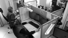По номеру 112 работает горячая линия по COVID-19, а по номеру 124 — запись на прием к врачу или вакцинацию. Фото Никиты Саруханяна