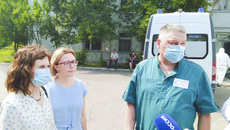 Главный врач ГБУЗ НСО «ГБ № 4» (справа) Андрей Денисов и замминистра здравоохранения Елена Аксенова (в центре) рассказали журналистам о готовности больниц к сложившейся эпидемиологической ситуации. / Фото: Аркадий Забелин