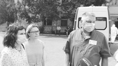 Главный врач ГБУЗ НСО «ГБ № 4» (справа) Андрей Денисов и замминистра здравоохранения Елена Аксенова (в центре) рассказали журналистам о готовности больниц к сложившейся эпидемиологической ситуации. / Фото: Аркадий Забелин