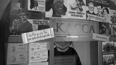 В Музее документального кино на улице Романова, 26 экскурсантам продемонстрировали, как выглядели кассы в советское время: ярко, увлекательно, точно мимо не пройдешь. /Фото: Елизавета Койнова