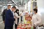 Руководство министерства внимательно ознакомилось с ассортиментом, представленным на празднике. Фото: Алексей Танюшин
