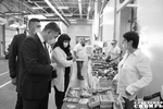 Руководство министерства внимательно ознакомилось с ассортиментом, представленным на празднике. Фото: Алексей Танюшин