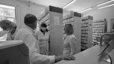 Вместе с медицинским десантом в Колывань приехали представители регионального отделения ОНФ. Они привезли медикам одноразовые защитные костюмы, халаты, маски, перчатки, антисептик. Фото: nso.ru