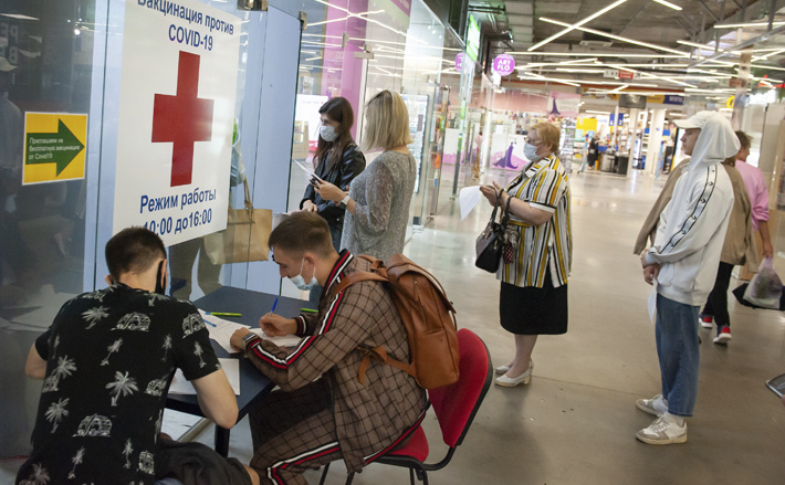 Заявки на вакцинацию в поликлинику поступают накануне, это позволяет организовать работу пункта без большого скопления людей. Потоки посетителей ТЦ и людей, желающих сделать прививку, постарались максимально развести: возле пункта расположен один из входов в торговый центр. Фото: Михаил Афанасьев