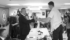 На память о знаковой встрече, в рамках которой состоялся обмен мнениями о дальнейшем развитии спорта, волейболист Ильяс Куркаев подарил футболку со своим автографом губернатору Андрею Травникову. Фото: nso.ru