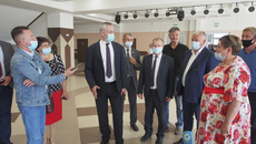 Начальник отдела культуры и молодежной политики Чистоозерного района Галина Кривова продемонстрировала губернатору будущие творческие площадки, а также выразила большое удовлетворение качеством и оснащением нового Дворца культуры. Фото: nso.ru
