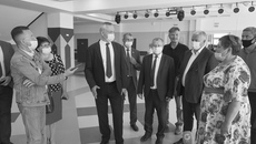 Начальник отдела культуры и молодежной политики Чистоозерного района Галина Кривова продемонстрировала губернатору будущие творческие площадки, а также выразила большое удовлетворение качеством и оснащением нового Дворца культуры. Фото: nso.ru