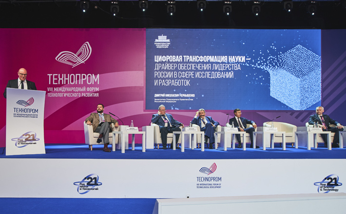 Заместитель председателя Правительства РФ Дмитрий Чернышенко рассказал участникам первого пленарного заседания «Технопрома-2021» о новой государственной программе научно-технологического развития страны. / Фото: Виктор Дмитриев