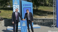 Почетный президент Олимпийского комитета России Александр Жуков и губернатор Новосибирской области Андрей Травников одновременно нажали на «кнопку» запуска часов. Фото: Светлана Фролова