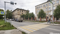 Мы сфотографировали один из новосибирских школьных переходов, расположенный на улице Вертковской, у выхода из средней школы № 109. Он оборудован согласно стандартам, но с противоположной стороны отсутствуют тротуар и ограждение. То есть вопросы имеются даже к самым «неплохим» объектам. Фото: Виктор Дмитриев