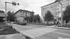 Мы сфотографировали один из новосибирских школьных переходов, расположенный на улице Вертковской, у выхода из средней школы № 109. Он оборудован согласно стандартам, но с противоположной стороны отсутствуют тротуар и ограждение. То есть вопросы имеются даже к самым «неплохим» объектам. Фото: Виктор Дмитриев