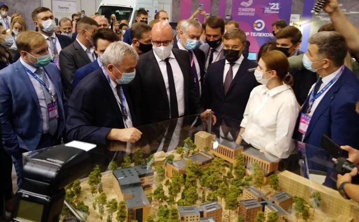 Губернатор Новосибирской области Андрей Травников презентовал гостям «Технопрома» проект кампуса мирового уровня НГУ. Фото: nso.ru