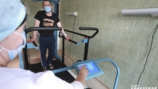 Цифровизация в деталях: врач задает программу реабилитации, компьютер ее рассчитывает, а пациенту остается только выполнять команды «умного» тренажера. Фото: архив ИД «Советская Сибирь»