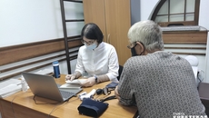 Есть те, кто явился на ревакцинацию. Сергей Шаленой работает на железной дороге, пришел уже за третьим уколом. «Во-первых, у меня возраст больше шестидесяти, всяких болячек полно, и я совсем не хочу заболеть ковидом. Я до сих пор работаю, езжу на общественном транспорте, в электричках, — объясняет рабочий. — Прививки не боюсь, вакцинированные даже если болеют, то не смертельно. Есть знакомые в возрасте, которые боятся осложнений, не вакцинируются. Но я верю нашим врачам». Фото: Светлана Фролова