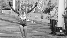 Анна Викулова, мастер спорта России: «После ярославского полумарафона прошло шесть дней, и я не знала, как сегодня организм себя поведет. Сначала было тяжело, но дома, как говорится, и стены помогают. А когда на последнем круге мой тренер Николай Халухаев дал мне понять, что можно выиграть в абсолюте, я еще сильнее собралась. Хотя очень трудно бежать одной, практически без соперниц, и видеть перед собой только табло на машине сопровождения… Тем не менее все было круто! Большое спасибо организаторам за то, что они провели этот забег!» Фото: nso.ru