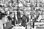 Все дни голосования центр общественного наблюдения работал круглосуточно. 67 человек трудились в две смены. Ночные дежурные следили за возможным движением вокруг сейф-пакетов. Видеонаблюдение, демонстрирующее действие здесь и сейчас, помогает убедиться в легитимности и прозрачности избирательной кампании: общественное наблюдение играет важную роль, независимый наблюдатель оценивает события, которые могут происходить на избирательном участке, дает им соответствующую правовую оценку. Фото: Виктор Дмитриев