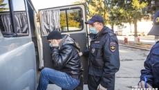 Многим нарушителям пришлось проследовать в полицейскую машину, чтобы дать объяснения своему поведению. Фото: Андрей Заржецкий